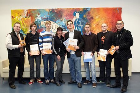 Lehrlinge der Fa.Gradwohl bei der feierlichen Zertifikatsverleihung beim Bildungspartner KAIPO: Mag. Rainer Gradwohl, Pia Marschall (KAIPO) und Leopold Kaiblinger (ECo-C Initiative) gratulierten zum ECo-C Zertifikat.